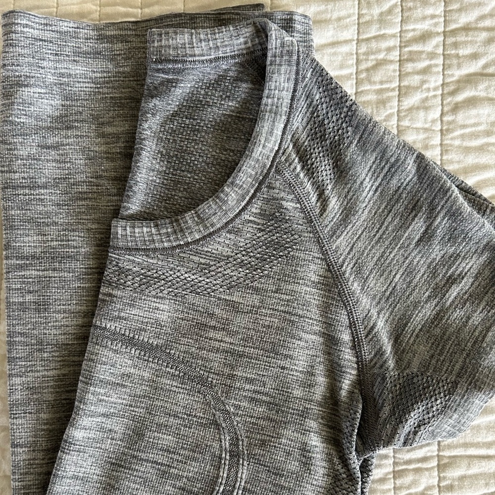 Lululemon Swiftly Tech Short Sleeved Tee 2.0 Gray T-shirt Size 4 Women Athletic